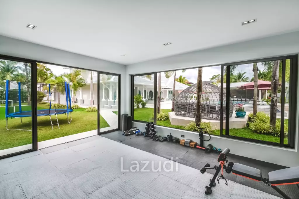 Elegant and modern 7-bedroom villa, just a 5-minute walk from Bangtao Beach