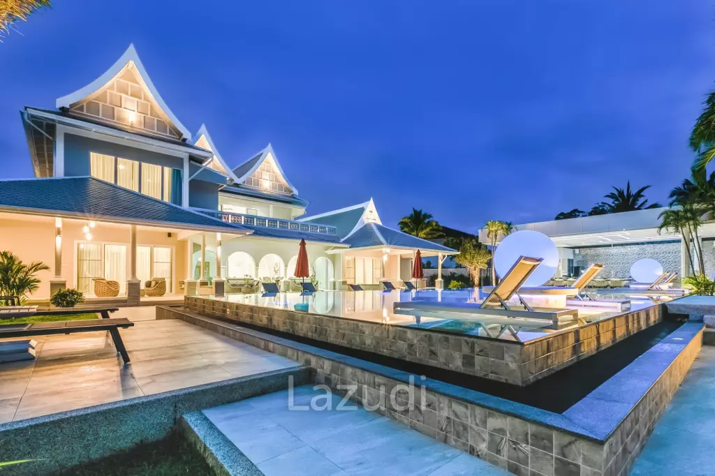 Elegant and modern 7-bedroom villa, just a 5-minute walk from Bangtao Beach