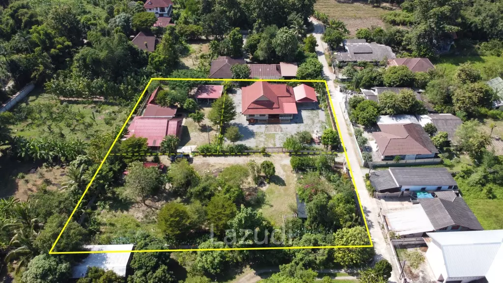 2 Houses for sale with 6 bedrooms in a quiet location