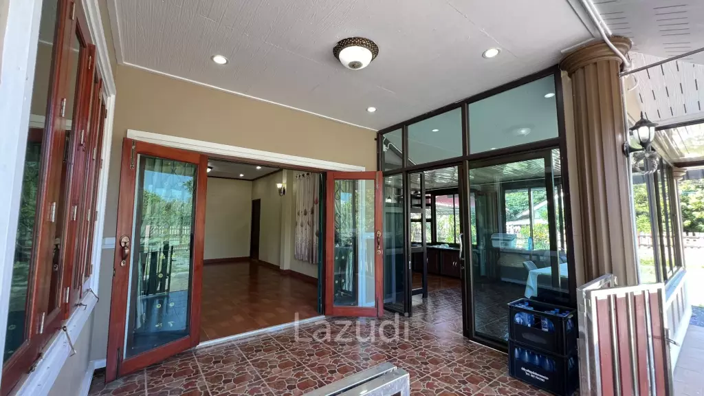 2 Houses for sale with 6 bedrooms in a quiet location