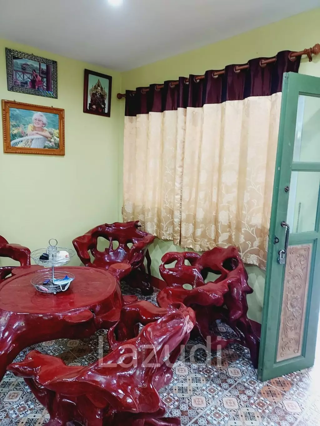 2 Houses for sale with 6 bedrooms in a quiet location