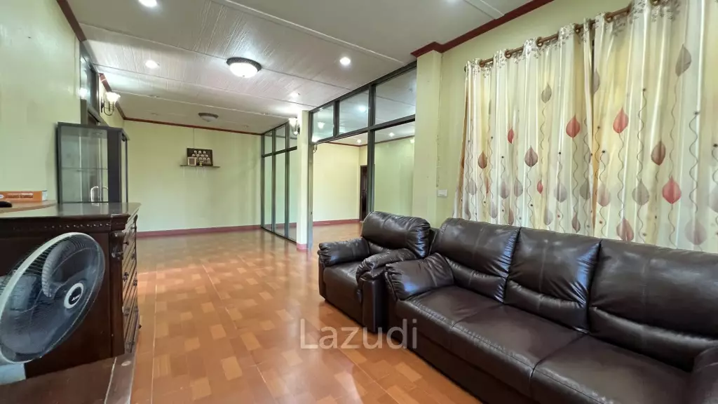 2 Houses for sale with 6 bedrooms in a quiet location