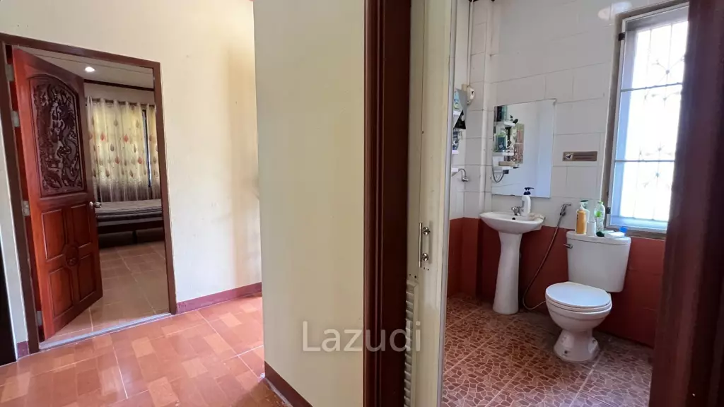 2 Houses for sale with 6 bedrooms in a quiet location