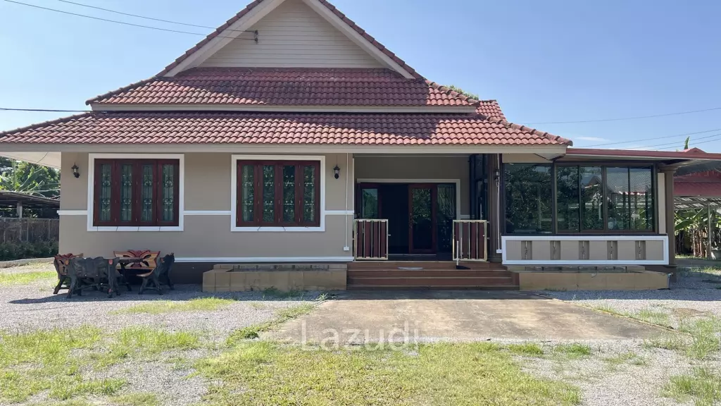2 Houses for sale with 6 bedrooms in a quiet location