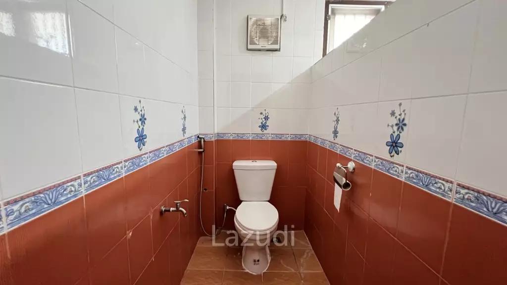 2 Houses for sale with 6 bedrooms in a quiet location