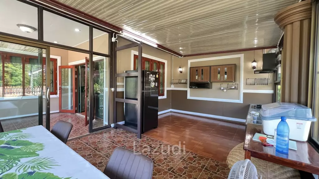 2 Houses for sale with 6 bedrooms in a quiet location