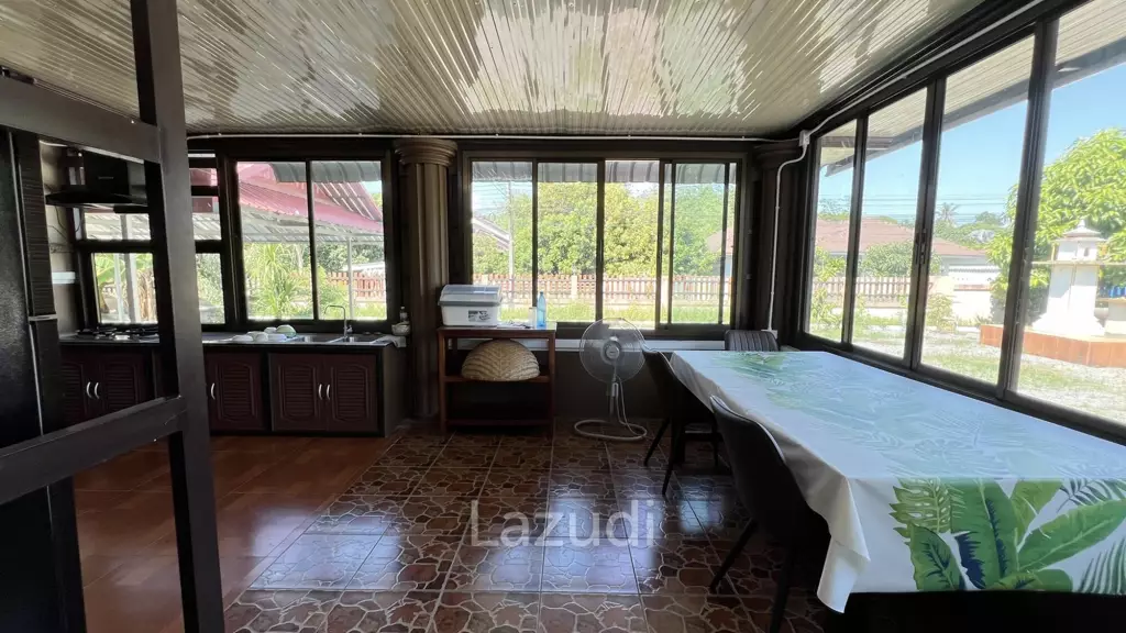2 Houses for sale with 6 bedrooms in a quiet location