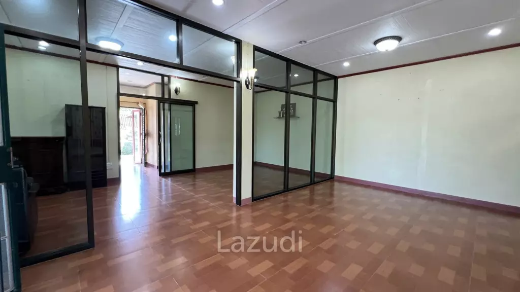 2 Houses for sale with 6 bedrooms in a quiet location