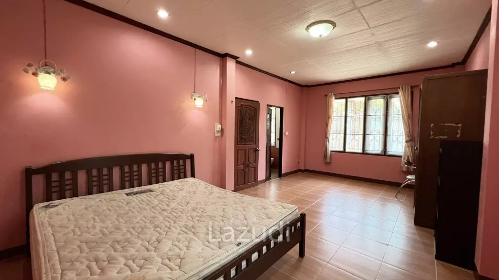 2 Houses for sale with 6 bedrooms in a quiet location