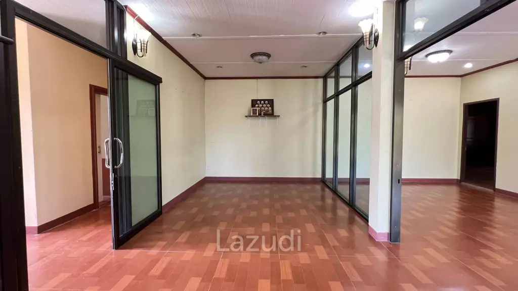 2 Houses for sale with 6 bedrooms in a quiet location