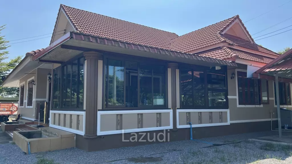 2 Houses for sale with 6 bedrooms in a quiet location