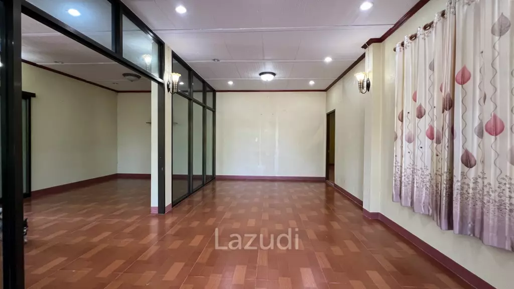 2 Houses for sale with 6 bedrooms in a quiet location