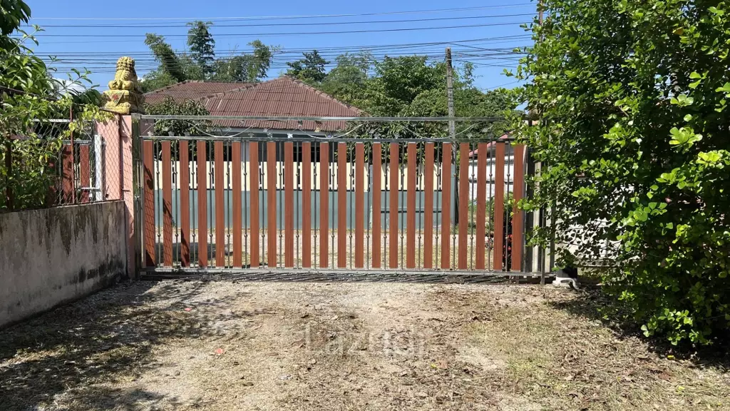 2 Houses for sale with 6 bedrooms in a quiet location