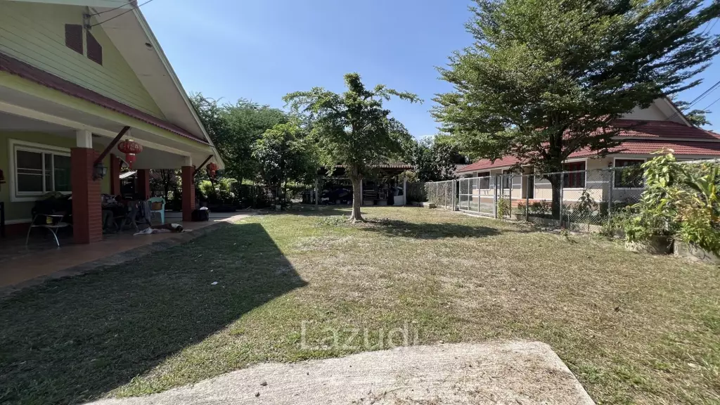 2 Houses for sale with 6 bedrooms in a quiet location