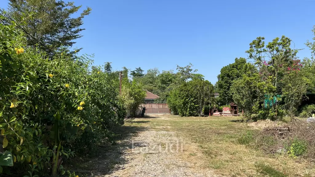 2 Houses for sale with 6 bedrooms in a quiet location