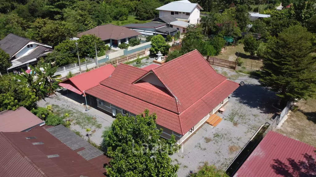 2 Houses for sale with 6 bedrooms in a quiet location