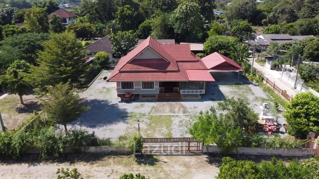 2 Houses for sale with 6 bedrooms in a quiet location