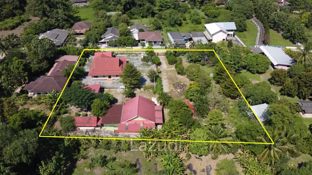 2 Houses for sale with 6 bedrooms in a quiet location