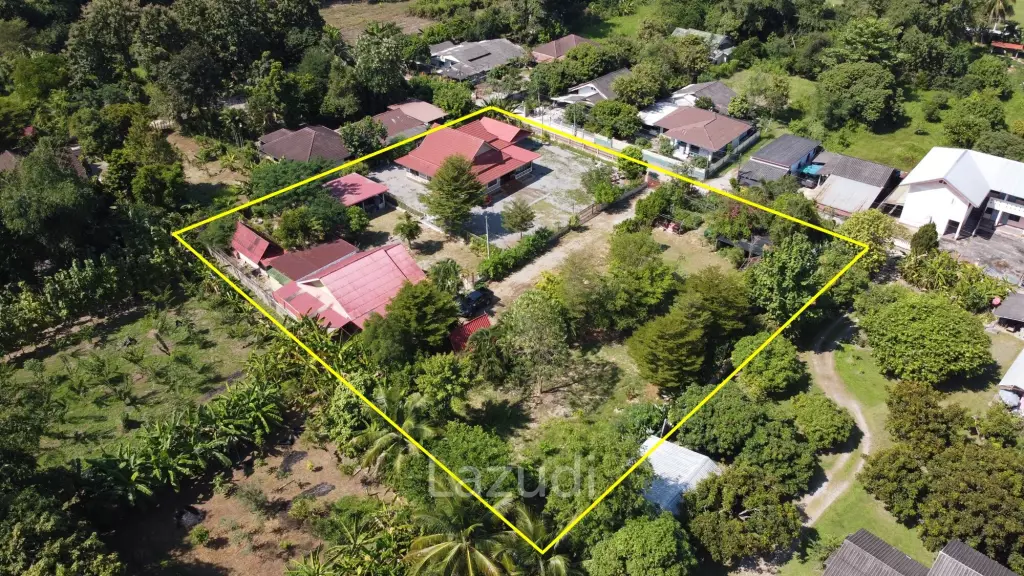 2 Houses for sale with 6 bedrooms in a quiet location