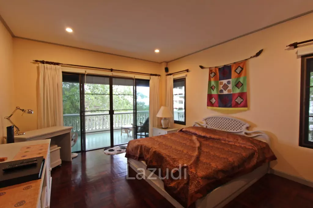 4 Beds 3 Baths 323 SQ.M. Baan Somprasong Condominium