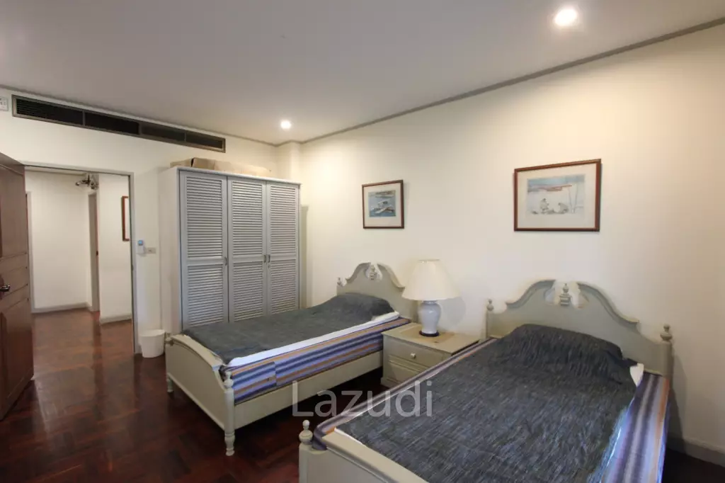 4 Beds 3 Baths 323 SQ.M. Baan Somprasong Condominium
