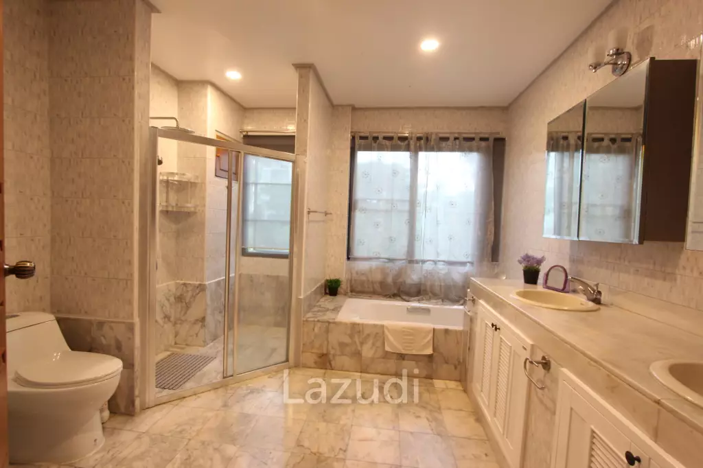 4 Beds 3 Baths 323 SQ.M. Baan Somprasong Condominium