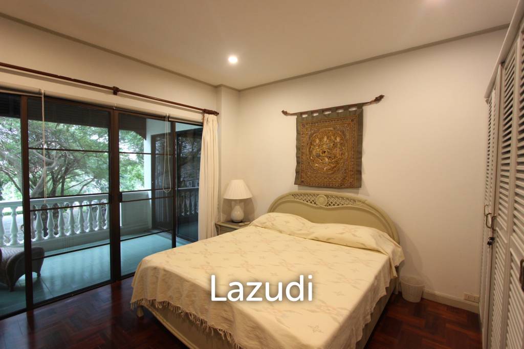 4 Beds 3 Baths 323 SQ.M. Baan Somprasong Condominium