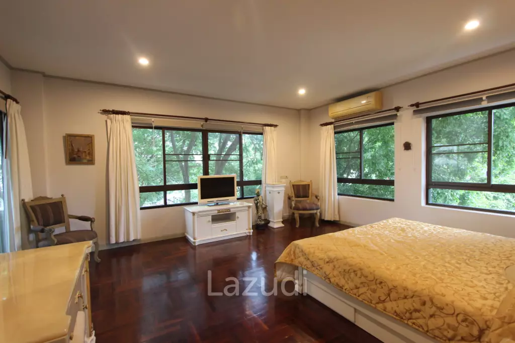 4 Beds 3 Baths 323 SQ.M. Baan Somprasong Condominium