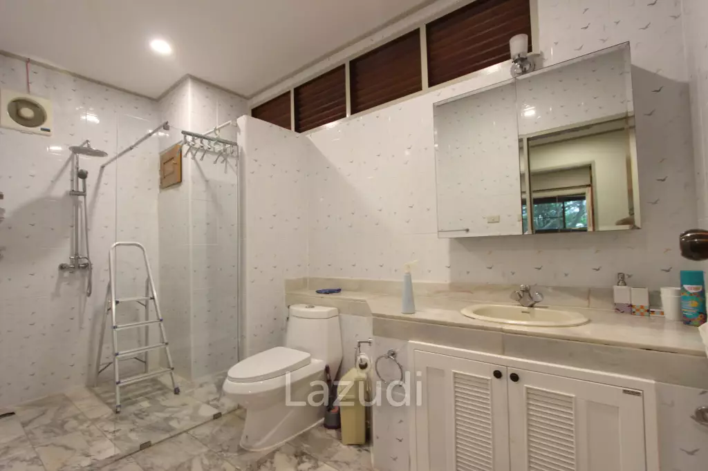 4 Beds 3 Baths 323 SQ.M. Baan Somprasong Condominium