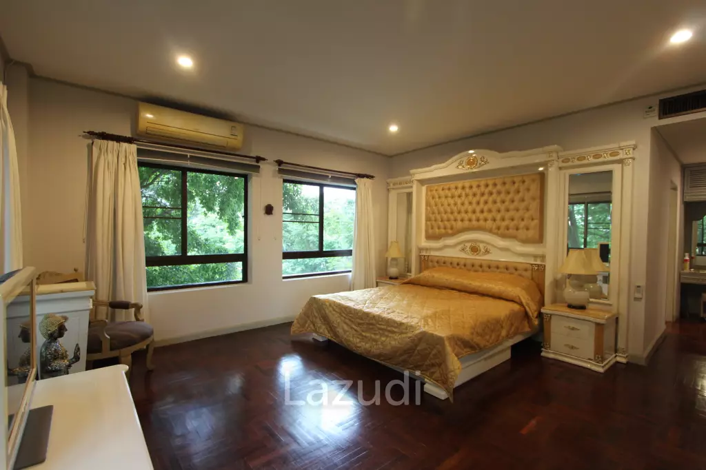 4 Beds 3 Baths 323 SQ.M. Baan Somprasong Condominium