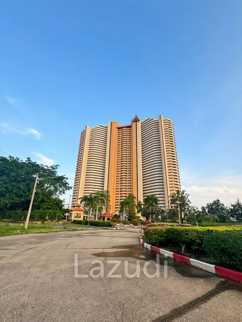 Spacious 1-Bedroom Condo in Cha Am with Modern Amenities