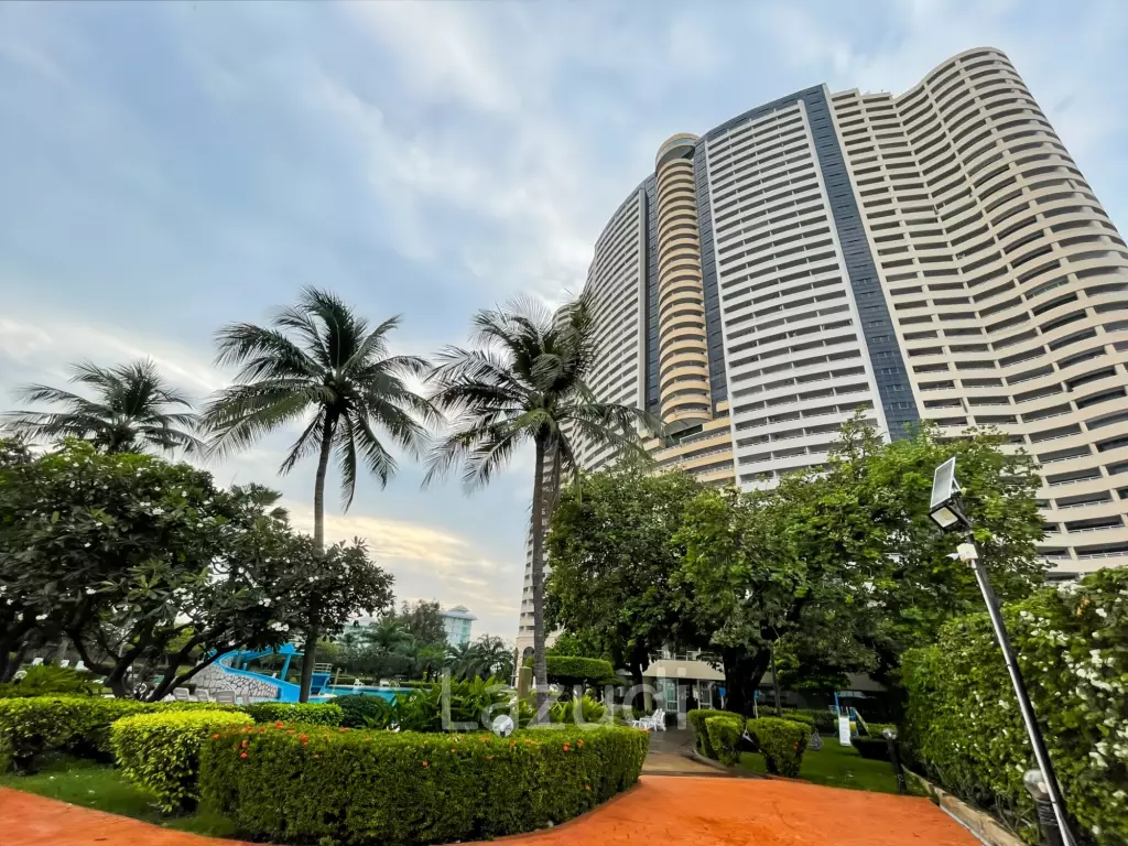 Spacious 1-Bedroom Condo in Cha Am with Modern Amenities