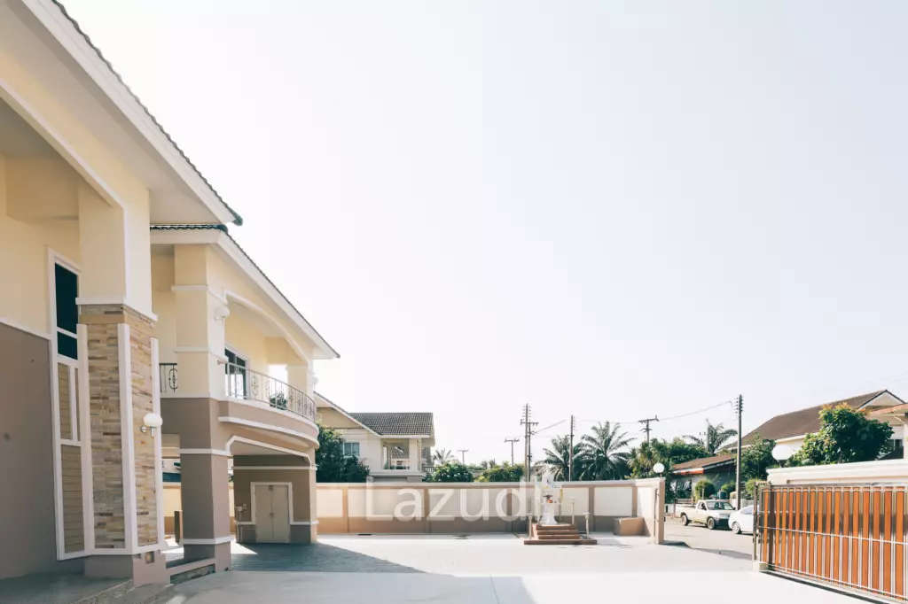 4 Bedrooms Large 2-storey House For Sale With Swimming Pool