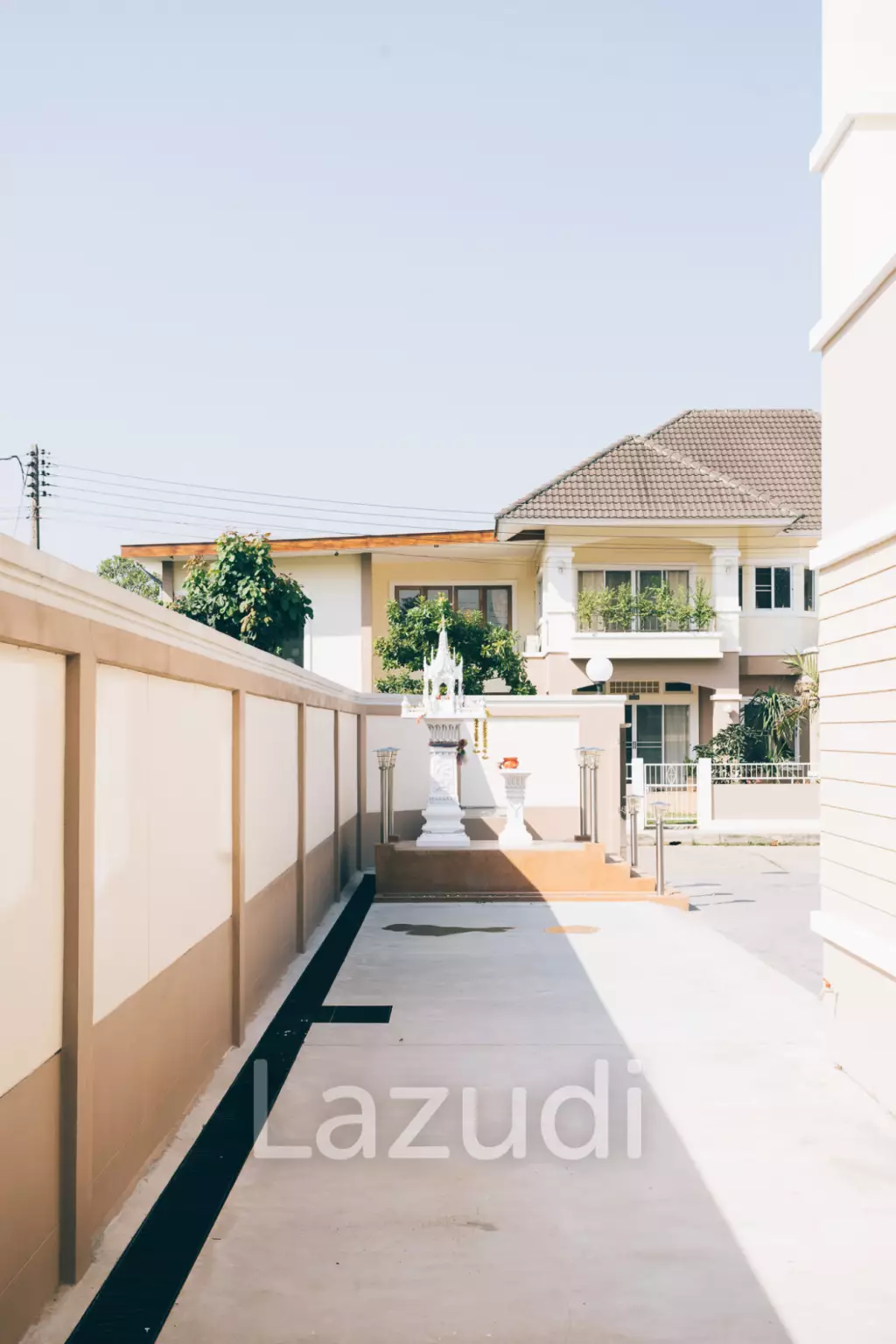 4 Bedrooms Large 2-storey House For Sale With Swimming Pool