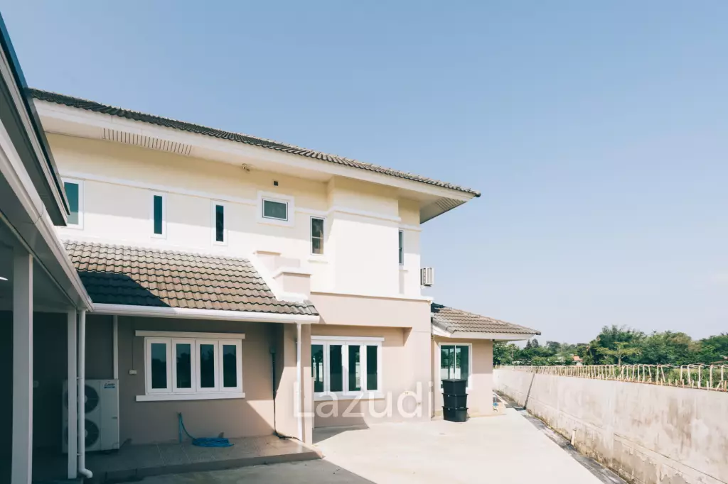 4 Bedrooms Large 2-storey House For Sale With Swimming Pool