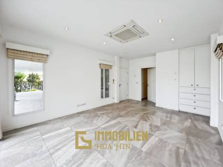 240 qm Wohnfläche/  Golfplatzlage / privater Pool