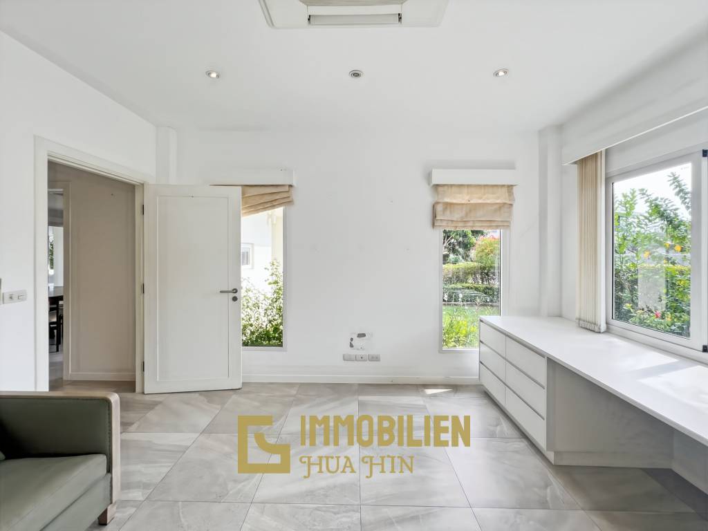 240 qm Wohnfläche/  Golfplatzlage / privater Pool