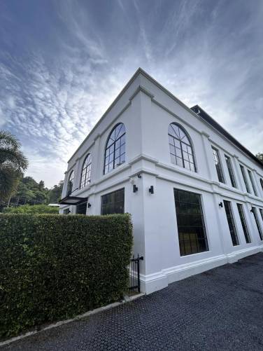 Unique loft-style, 3-bedroom house for rent in Kathu