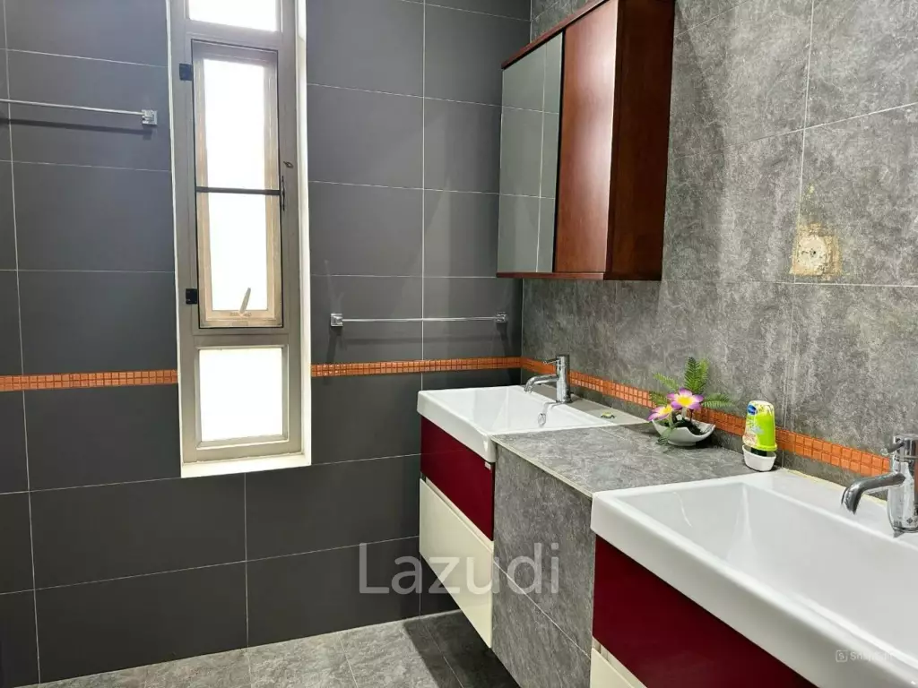 Luxurious 4-Bedroom Villa with Pool in Thep Krasatti