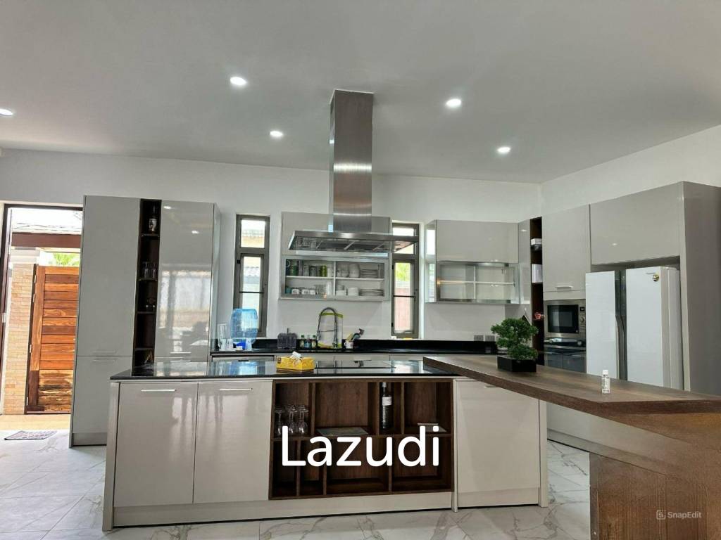 Luxurious 4-Bedroom Villa with Pool in Thep Krasatti