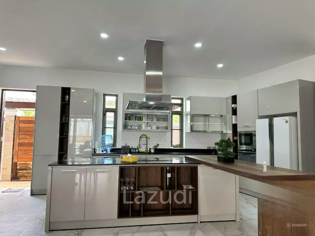 Luxurious 4-Bedroom Villa with Pool in Thep Krasatti