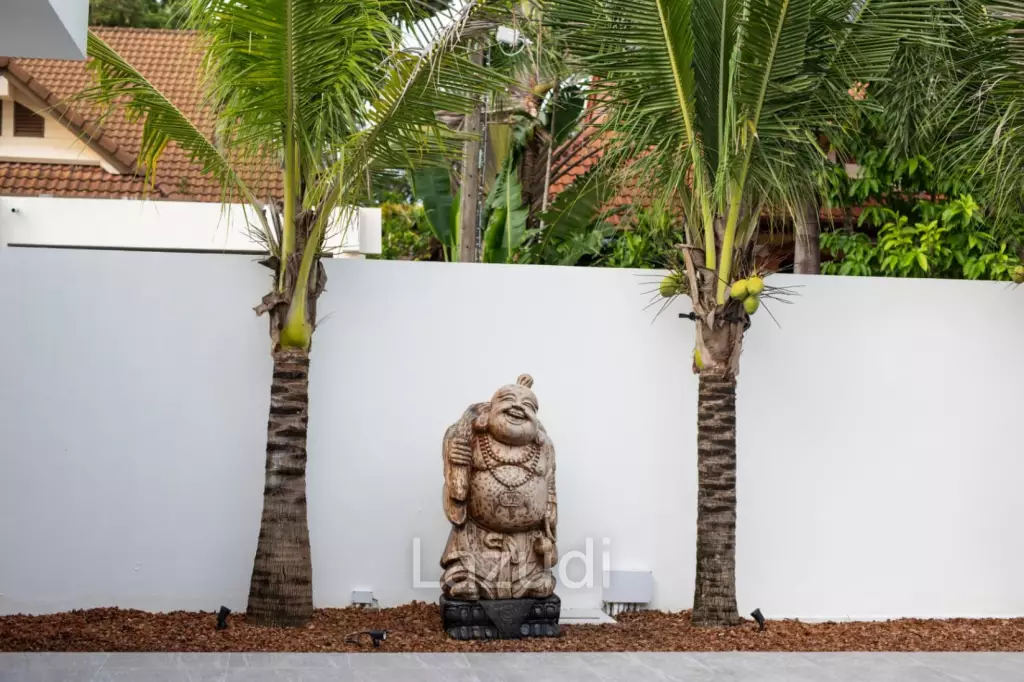 Beautiful modern 5-bedroom villa for rent in Rawai.