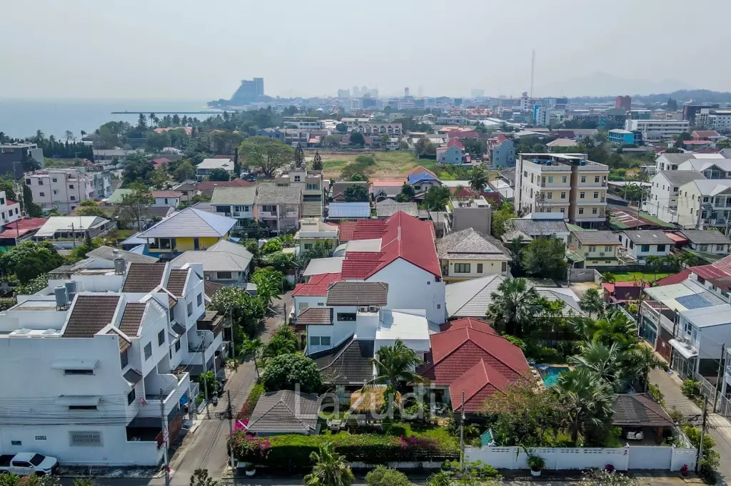 Exquisite Luxury Living: Spacious Villa in Naebkehad Village, in the Heart of Hua Hin City