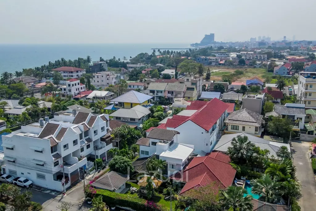 Exquisite Luxury Living: Spacious Villa in Naebkehad Village, in the Heart of Hua Hin City