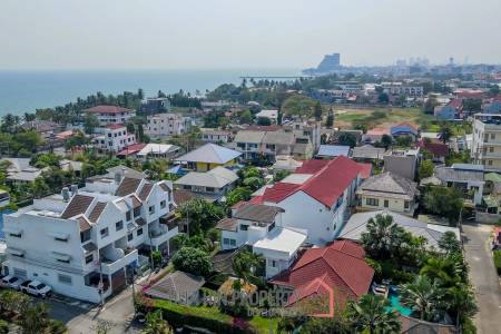 Exquisite Luxury Living: Spacious Villa in Naebkehad Village, in the Heart of Hua Hin City