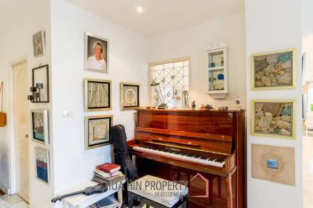 Exquisite Luxury Living: Spacious Villa in Naebkehad Village, in the Heart of Hua Hin City