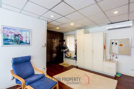 Exquisite Luxury Living: Spacious Villa in Naebkehad Village, in the Heart of Hua Hin City