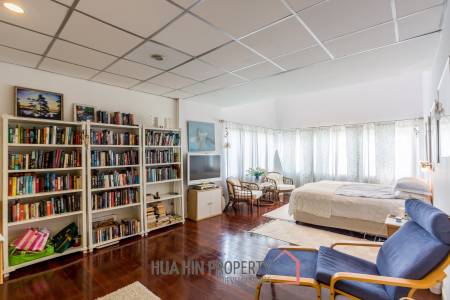 Exquisite Luxury Living: Spacious Villa in Naebkehad Village, in the Heart of Hua Hin City