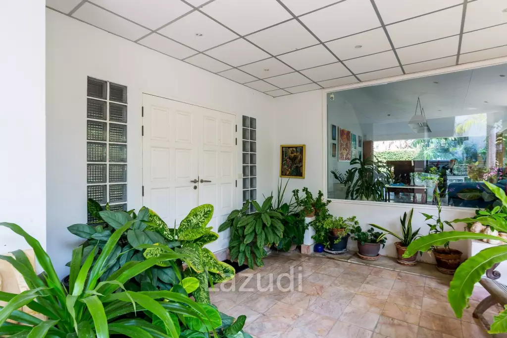 Exquisite Luxury Living: Spacious Villa in Naebkehad Village, in the Heart of Hua Hin City