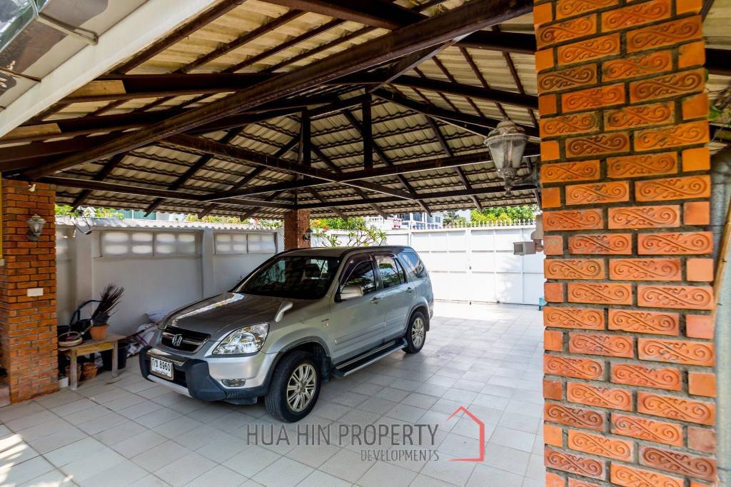 Exquisite Luxury Living: Spacious Villa in Naebkehad Village, in the Heart of Hua Hin City